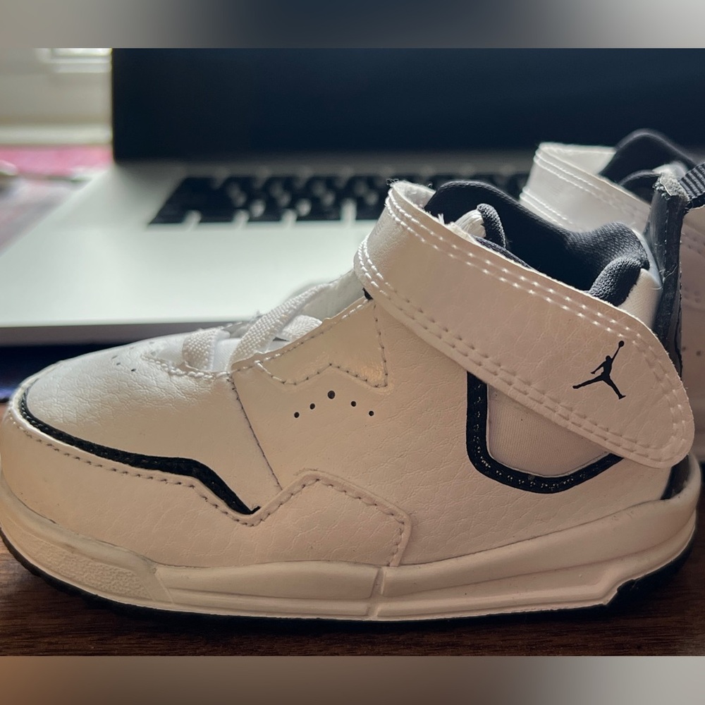 Jordan COURTSIDE 23 Toddler 5C White and Black Sneakers (AQ7735-100)
